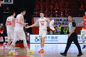 媒体人：李弘权冲篮板&二次进攻嗅觉 是现在中国男篮锋线最紧缺的